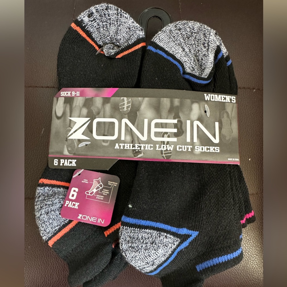 Zone in Woman’s socks sizes 9-11